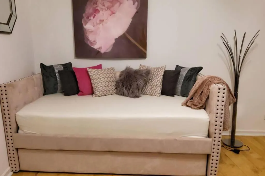 Sleeps 6 On Separate Beds, 4 Smart Tvs, Netflix Apartment
