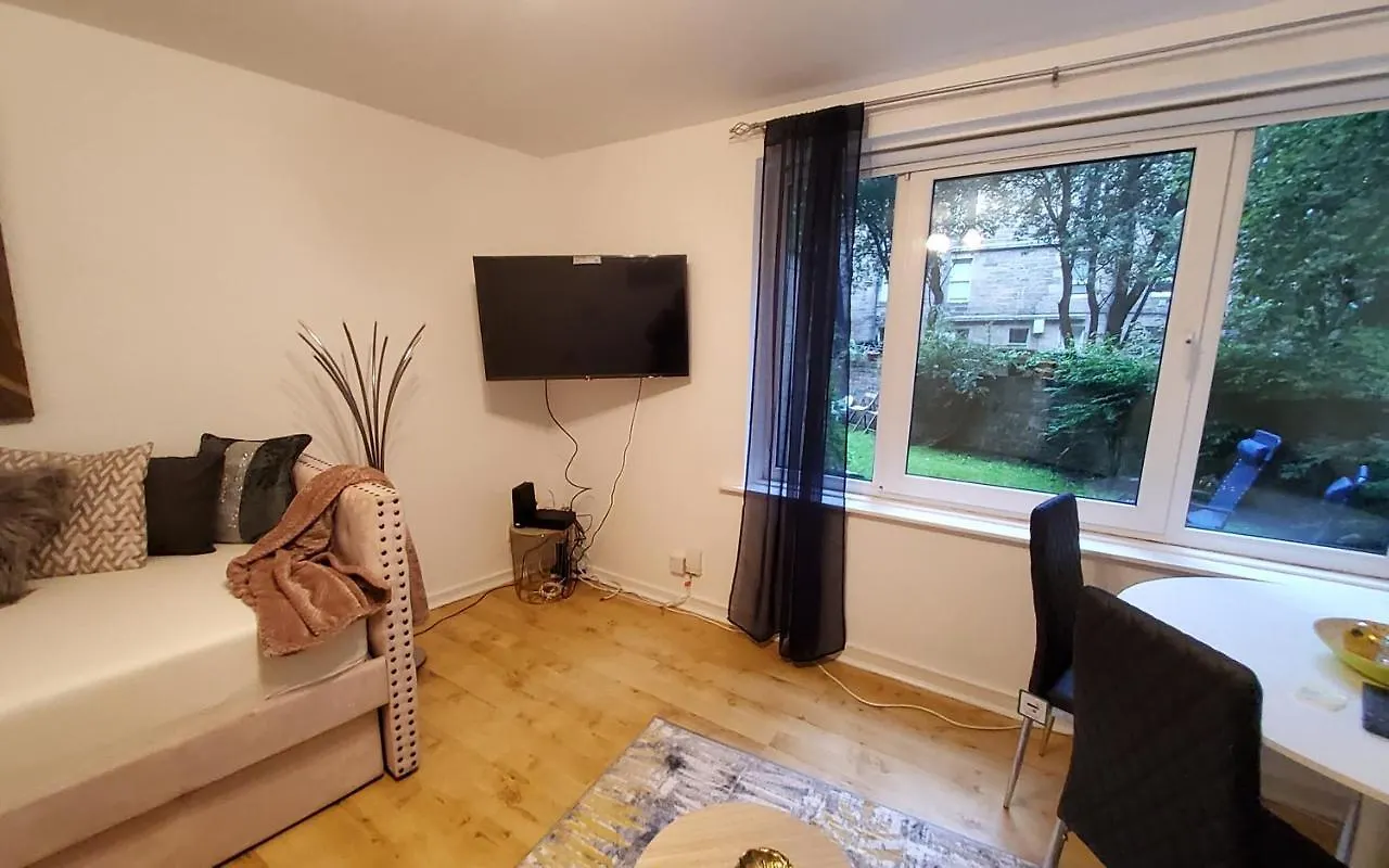 Sleeps 6 On Separate Beds, 4 Smart Tvs, Netflix Apartment Edinburgh