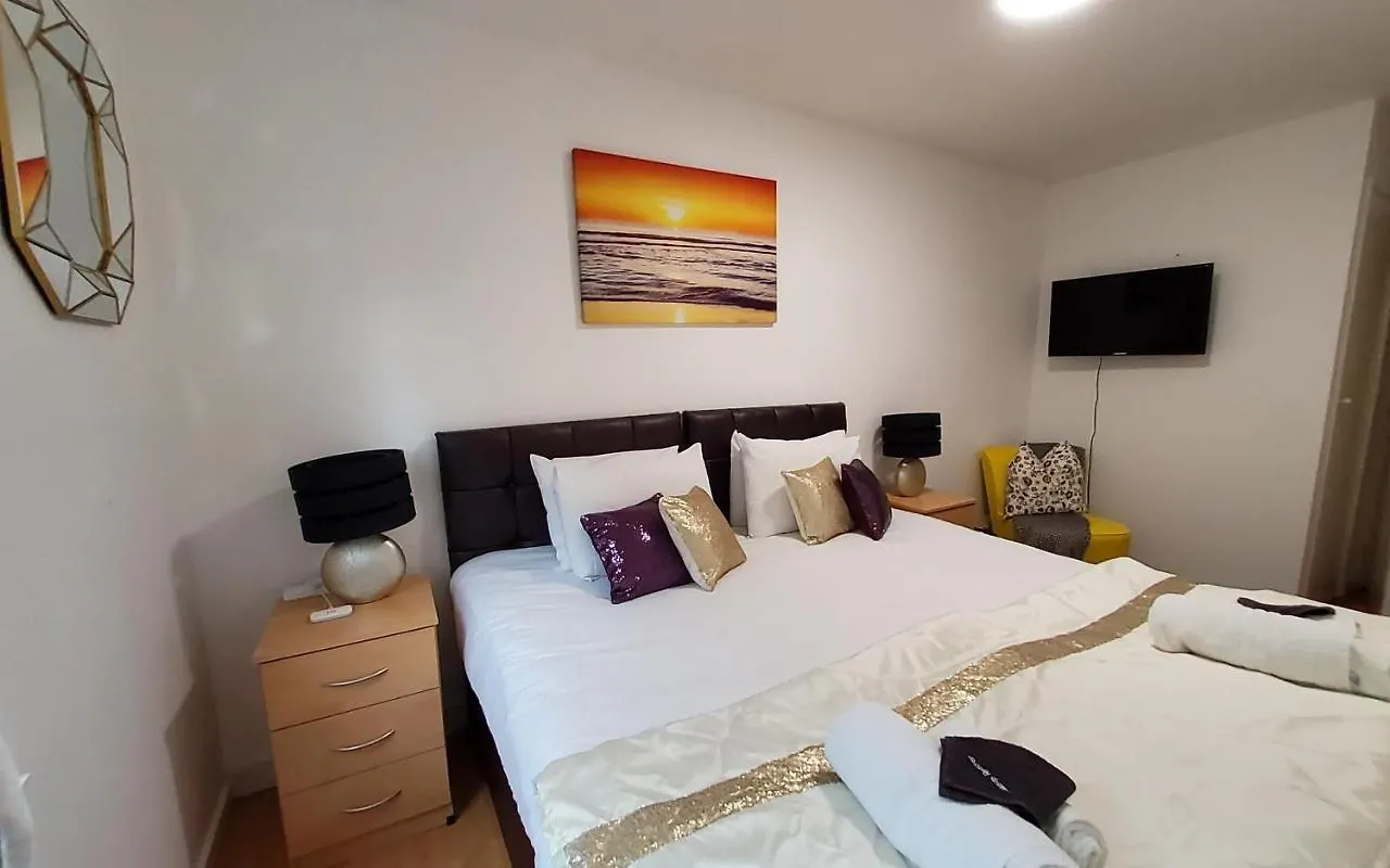 Sleeps 6 On Separate Beds, 4 Smart Tvs, Netflix Apartment Edinburgh