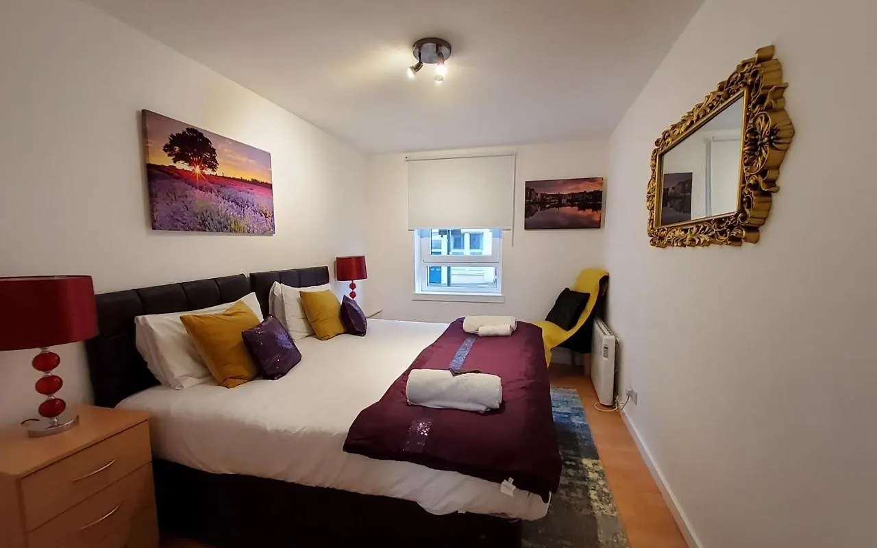 Apartment Sleeps 6 On Separate Beds, 4 Smart Tvs, Netflix United Kingdom